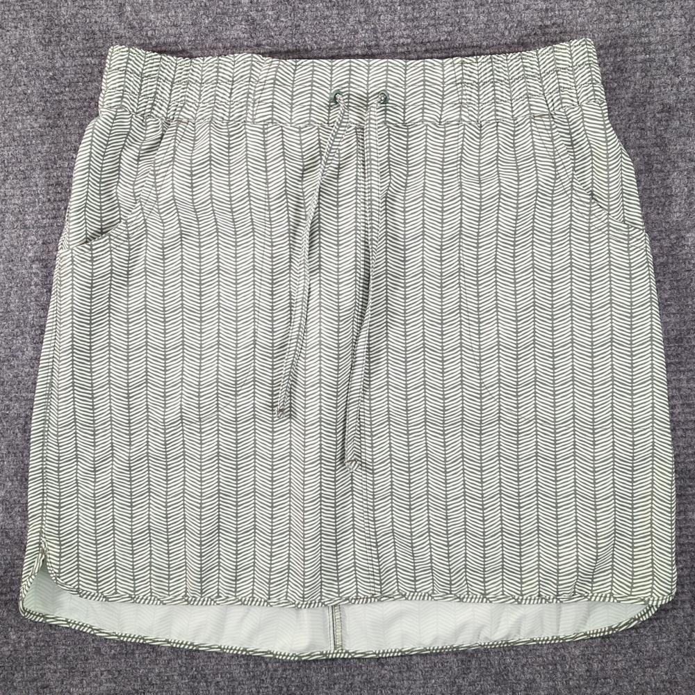 Duluth Trading Co Green and White Chevron Skirt Women's Medium Hiking Gorpcore